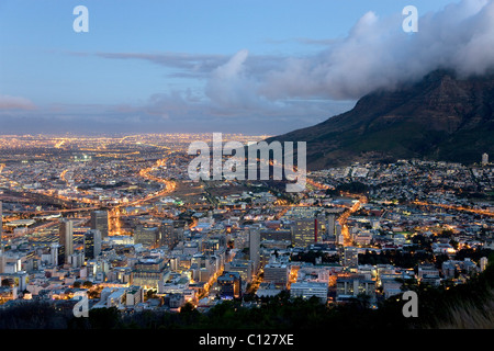 Vista della città di notte da Signal Hill, crepuscolo, Cape Town, Sud Africa e Africa Foto Stock