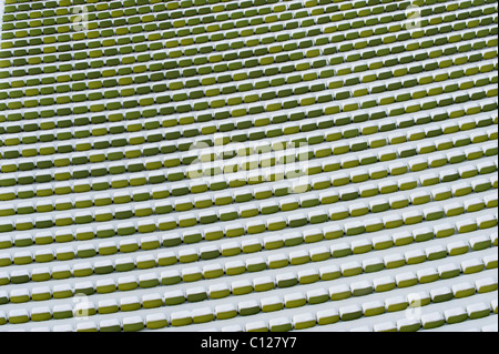 Coperto di neve e posti a sedere lo Stadio Olimpico, il Parco Olimpico, Monaco di Baviera, Germania, Europa Foto Stock