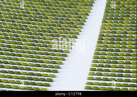 Coperto di neve e posti a sedere lo Stadio Olimpico, il Parco Olimpico, Monaco di Baviera, Germania, Europa Foto Stock