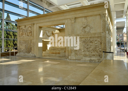 Ara Pacis Augustae pace altare, dal lato est, Roma, Lazio, l'Italia, Europa Foto Stock