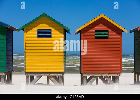 Pittoresca spiaggia di capanne in Muizenberg, Cape Town, Western Cape, Sud Africa e Africa Foto Stock