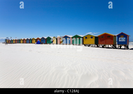 Pittoresca spiaggia di capanne in Muizenberg, Cape Town, Western Cape, Sud Africa e Africa Foto Stock