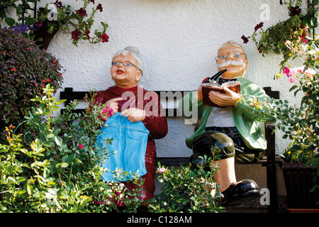 Coppia di pensionati, figure, idillio su una panchina da giardino Foto Stock