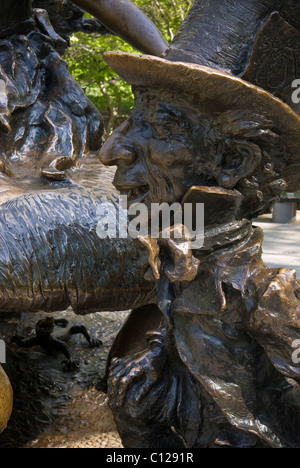 Alice nel paese delle meraviglie della statua di Jose de Creeft nel Central Park di New York City, Stati Uniti d'America Foto Stock
