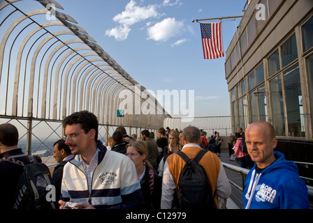 I turisti la visualizzazione della città di New York dal ponte di osservazione dell'Empire State Building, New York, Stati Uniti d'America Foto Stock