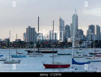 Porto di Melbourne che mostra delle barche a vela nella parte anteriore del CBD distanti come si vede da St. Kilda è Pier. Foto Stock