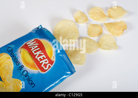 Walkers il formaggio e la cipolla patatine Foto Stock