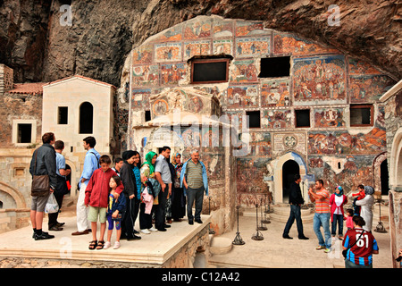 Bellissimi affreschi bizantini sulle pareti esterne della chiesa principale (un 'cavechurch') del monastero di Sumela, Trabzon Foto Stock