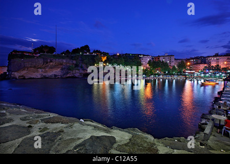 Vista notturna di uno dei porti più piccoli, proprio sotto Guzel Hisar ("bellissimo forte') nella città di Trabzon, Mar Nero, Turchia Foto Stock