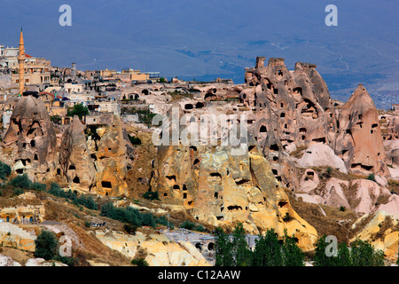 Piccoli colombai sul bordo di Uchisar città, proprio dove Pigeon Valley comincia. Cappadocia, Turchia Foto Stock