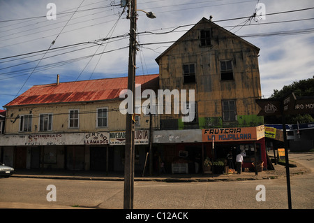 Greengrocery negozio di frutta in una sgangherate stacca la vernice edificio in metallo, angolo Arturo Prat e Pedro Montt, Ancud, Chiloe, Cile Foto Stock