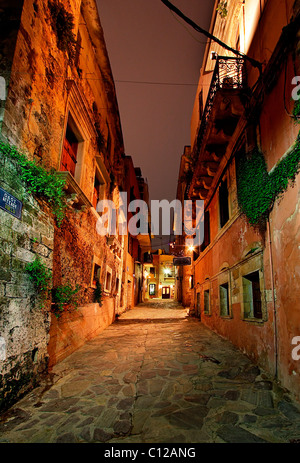 Un bellissimo viale nella parte vecchia della città di Hania, nel quartiere denominato "Tophanas', di notte. Creta, Grecia Foto Stock