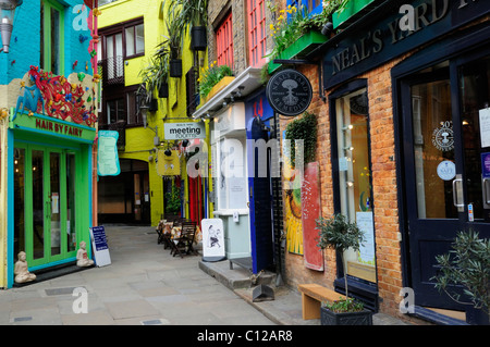 Negozi colorati in Neal's Yard, Covent Garden, Londra, Inghilterra, Regno Unito Foto Stock