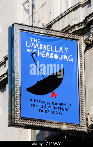 Gli ombrelli di Cherbourg Billboard al Gielgud Theatre, Shaftesbury Avenue, London, England, Regno Unito Foto Stock