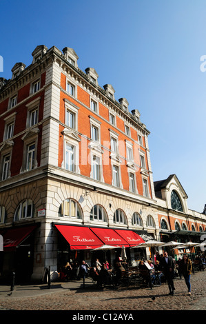 Tuttons Pavement Cafe Restaurant, Covent Garden Piazza di Londra, Inghilterra, Regno Unito Foto Stock