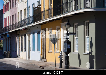 Fila di colorate case cittadine Creolo in Borgogna e Dumaine Street nel Quartiere Francese di New Orleans, Louisiana Foto Stock