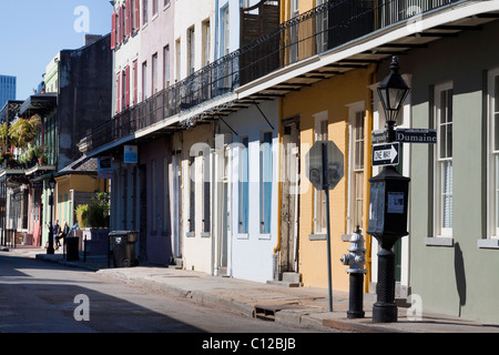 Fila di colorate case cittadine Creolo in Borgogna e Dumaine Street nel Quartiere Francese di New Orleans, Louisiana Foto Stock