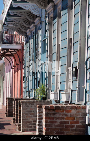 Fila di case cittadine Creola con mattoni china nel Quartiere Francese di New Orleans, Louisiana Foto Stock