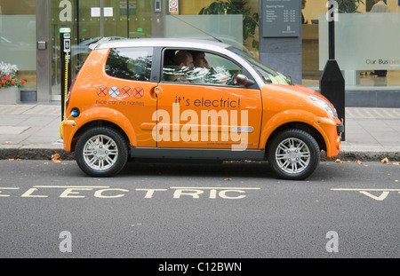 Un auto elettrica ricarica a un electrobay, London , REGNO UNITO. Foto Stock