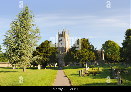 St James chiesa e cimitero, Avebury, Wiltshire, Regno Unito Foto Stock