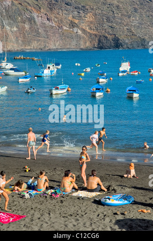 La Gomera, isole Canarie. Famiglia lucertole da mare sulla spiaggia vacanze di Puerto de Vueltas, Valle Gran Rey Foto Stock