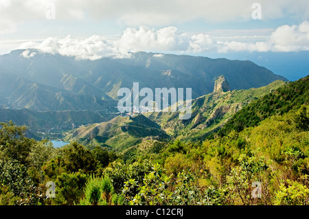 La Gomera, isole Canarie. Dal nord di Meriga a nord-ovest di La Roque Cano vulcanico eroso tappo sopra Vallehermoso valley Foto Stock