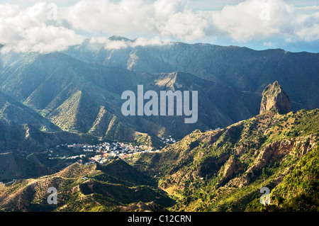 La Gomera, isole Canarie. Dal nord di Meriga a nord-ovest di La Roque Cano vulcanico eroso tappo sopra Vallehermoso valley Foto Stock
