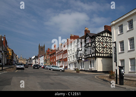 Architettura elegante in Broad Street, Ludlow, Shropshire, Inghilterra, Regno Unito Foto Stock