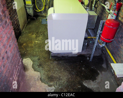 Parigi, Francia, allagamenti da perdite d'acqua nell'edificio seminterrato, caldaia di riscaldamento Foto Stock