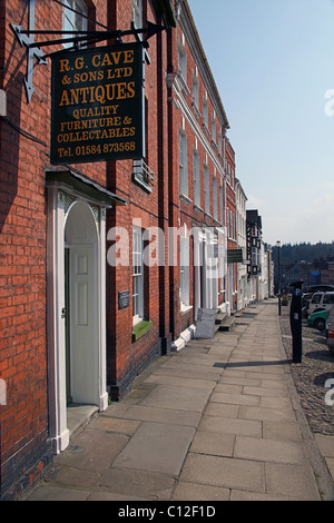 Architettura elegante in Broad Street, Ludlow, Shropshire, Inghilterra, Regno Unito Foto Stock