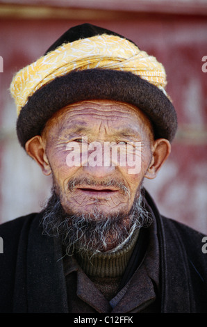 Anziani Uighur uomo con turbante, Kashgar, Xinjiang, Cina Foto Stock
