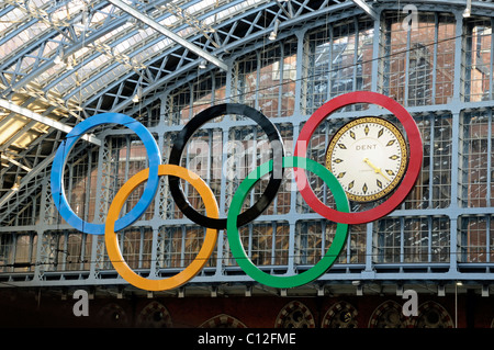 Orologio con anelli olimpici la stazione di St. Pancras Londra Inghilterra REGNO UNITO Foto Stock