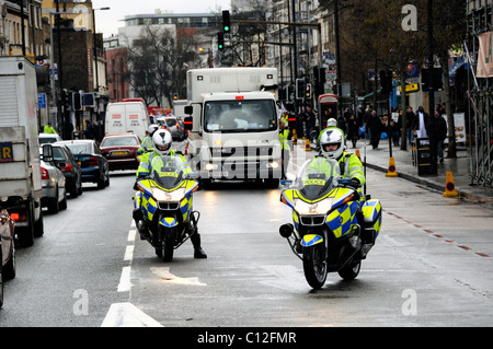 Motociclisti di polizia davanti ad un marzo Holloway Road Islington Londra Inghilterra REGNO UNITO Foto Stock