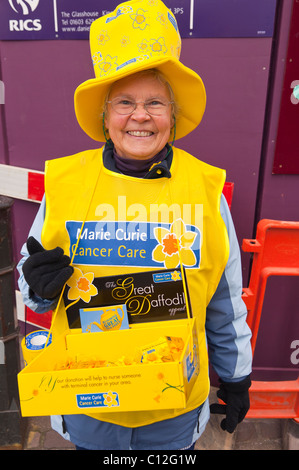 Un Borse Marie Curie di ospitalità per la cura del cancro di carità lavoratore a raccogliere donazioni in Norwich , Norfolk , Inghilterra , Inghilterra , Regno Unito Foto Stock