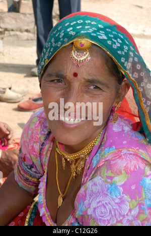 Close up ritratto di donna indiana lavoratore in Rajasthan desert indossando abiti di tradizione Foto Stock