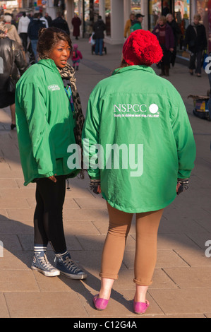 NSPCC carità i lavoratori a domicilio in Norwich , Norfolk , Inghilterra , Inghilterra , Regno Unito Foto Stock