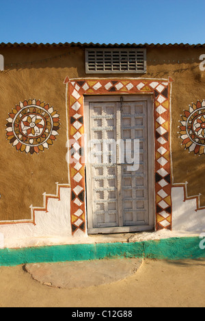 Colpo di deserto tradizionale edificio con artwork Foto Stock