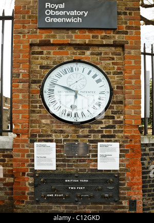 Osservatorio Reale di Greenwich. Visualizzazione del Pastore Gate 24hr orologio, misure pubbliche di lunghezza e Ordnance Survey bench mark. Foto Stock