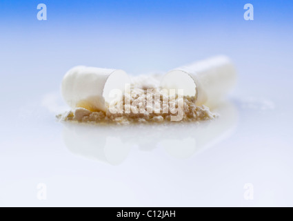 Close up per il rotto della capsula di farmaco Foto Stock