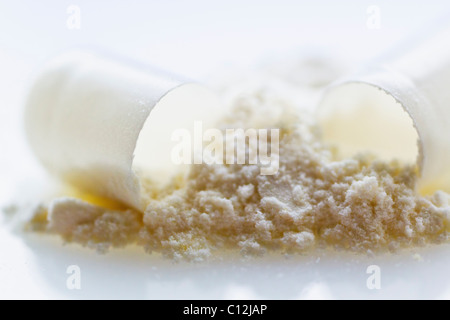 Close up per il rotto della capsula di farmaco Foto Stock