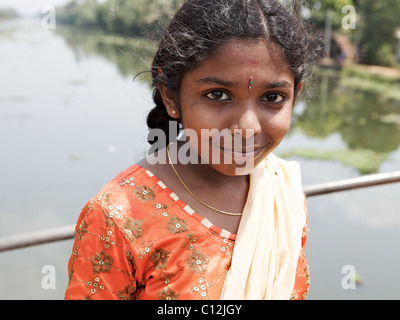 Ritratto di giovane ragazza indiana, le lagune, Kerala, India Foto Stock