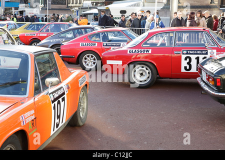 Monte Carlo Rally Glasgow, vetture parcheggiate prima della partenza, Scozia, Regno Unito Foto Stock