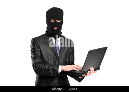 Un hacker che lavora su un notebook Foto Stock