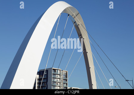 Dettaglio dei supporti sul Clyde Arc Bridge sul fiume Clyde a Glasgow, Scozia, Regno Unito Foto Stock