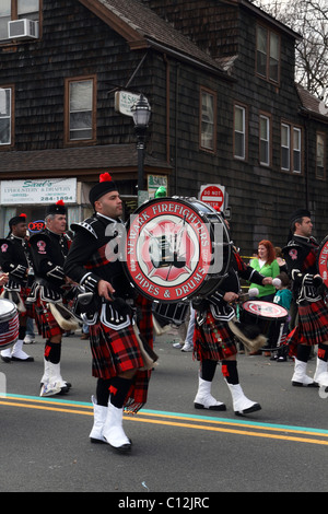 Newark New Jersey Fightfighters Pipe Band marciando nella locale il giorno di San Patrizio Parade. Nutley, New Jersey, STATI UNITI D'AMERICA Foto Stock