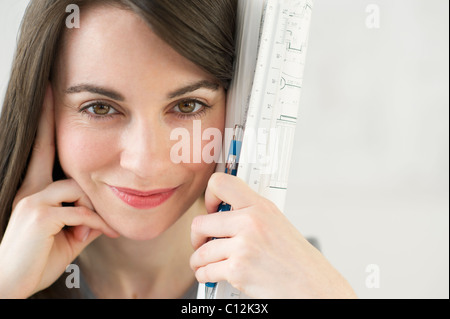 Close-up di donna holding righello e matita Foto Stock