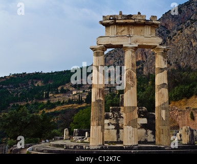 Colonne doriche del tempio di Poseidone a rovina archeologica sito in Grecia Delphi Foto Stock