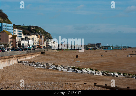 Hastings Mare Lungomare e la spiaggia di ciottoli East Sussex England Regno Unito Foto Stock