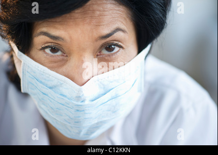 Ritratto di donna matura che indossa la maschera di protezione Foto Stock