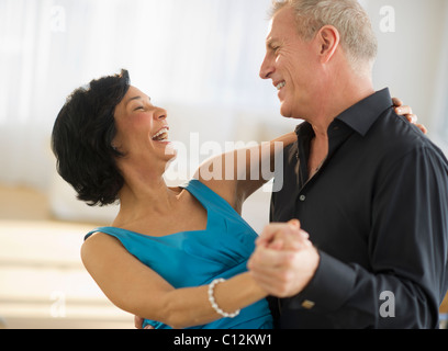 Stati Uniti d'America, New Jersey, New Jersey City, felice coppia matura dancing Foto Stock